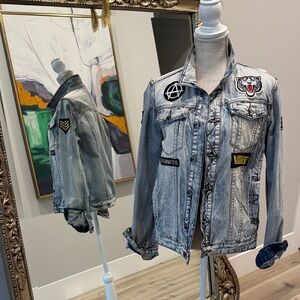 Stylish Light Blue Denim Jacket with Patches